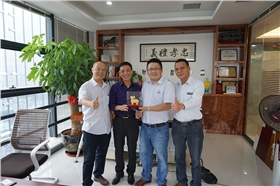 順德涂料商會會長為漆強化工送上金羊.jpg 順德涂料商會會長為漆強化工送上金羊.jpg