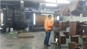 漆強漆業(yè)務(wù)經(jīng)理了解客戶用油情況.jpg 漆強漆業(yè)務(wù)經(jīng)理了解客戶用油情況.jpg