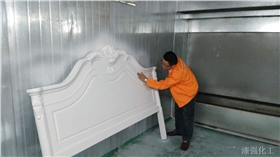 漆強漆總經(jīng)理了解家具廠產(chǎn)品情況.jpg 漆強漆總經(jīng)理了解家具廠產(chǎn)品情況.jpg