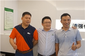 漆強總經(jīng)理張文與富麗圖束總合影(水印).jpg 漆強總經(jīng)理張文與富麗圖束總合影(水印).jpg