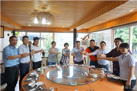 漆強化工張文的學(xué)習同學(xué)朋友(水印).jpg 漆強化工張文的學(xué)習同學(xué)朋友(水印).jpg