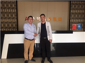 漆強(qiáng)總經(jīng)理張文(左)和廣東佳潤(rùn)(國(guó)際)集團(tuán)陳總(右1.jpg 漆強(qiáng)總經(jīng)理張文(左)和廣東佳潤(rùn)(國(guó)際)集團(tuán)陳總(右1.jpg