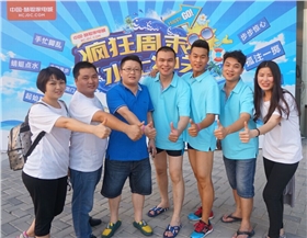 漆強化工總經(jīng)理為參加水上沖關的隊員加油2.jpg 漆強化工總經(jīng)理為參加水上沖關的隊員加油2.jpg