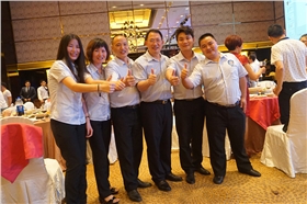 漆強(qiáng)化工網(wǎng)絡(luò)團(tuán)隊與CCTV-2 央視財經(jīng)評論員、單仁資訊集團(tuán)董事長單仁合影(右三).jpg