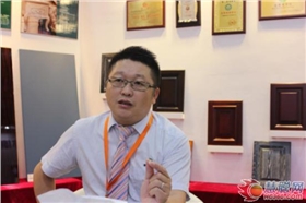 漆強化工在13屆中博會接受慧聰采訪.jpg 漆強化工在13屆中博會接受慧聰采訪.jpg