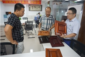 李會長和周理事被漆強水性漆所做的產(chǎn)品效果所吸引.jpg 李會長和周理事被漆強水性漆所做的產(chǎn)品效果所吸引.jpg