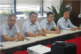 員工在認(rèn)真總結(jié) 員工在認(rèn)真總結(jié)