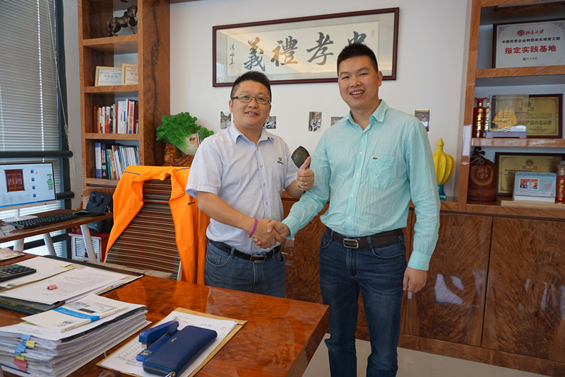 漆強化工張文（左）熱烈歡迎廣東門業(yè)市場總監(jiān)饒德亮（右）.jpg