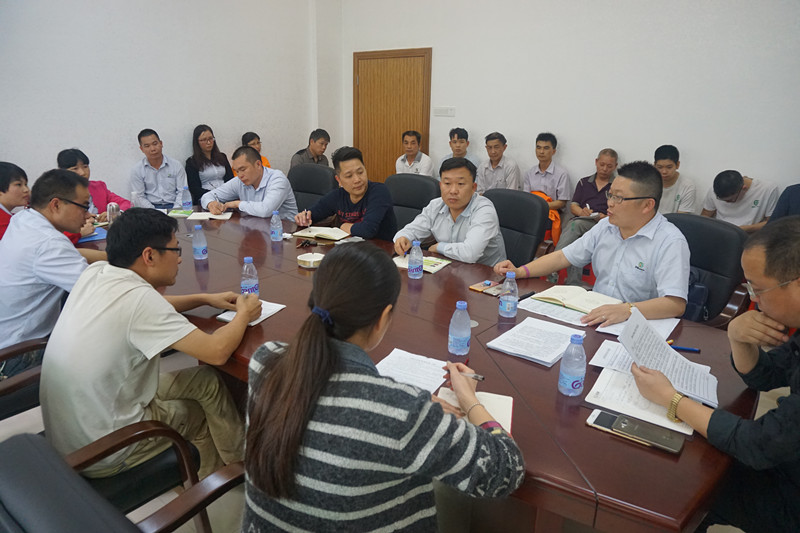 漆強員工在新廠會議廳召開月總結(jié).jpg