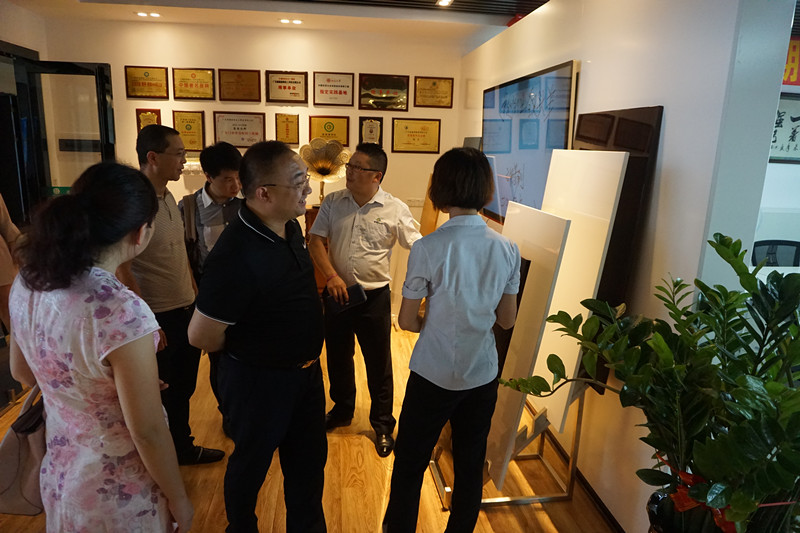 家居產(chǎn)業(yè)鏈執(zhí)行會長李江先生一行人蒞臨漆強化工參觀指導(dǎo).jpg