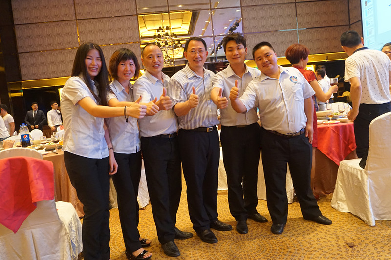 漆強(qiáng)化工網(wǎng)絡(luò)團(tuán)隊(duì)與CCTV-2 央視財(cái)經(jīng)評(píng)論員、單仁資訊集團(tuán)董事長(zhǎng)單仁合影(右三).jpg 漆強(qiáng)化工網(wǎng)絡(luò)團(tuán)隊(duì)與CCTV-2 央視財(cái)經(jīng)評(píng)論員、單仁資訊集團(tuán)董事長(zhǎng)單仁合影(右三).jpg