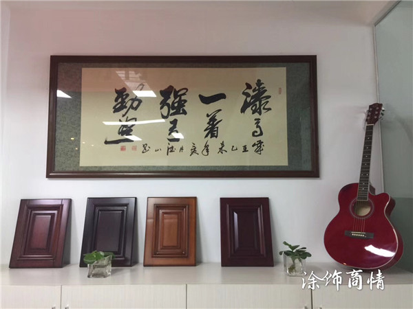 漆強(qiáng)家具漆光彩照人，記者看了都說(shuō)好 (5).jpg