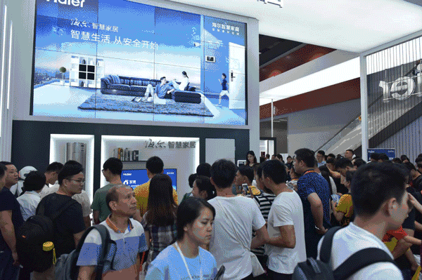 建博會(huì)現(xiàn)場(chǎng)人潮涌動(dòng)